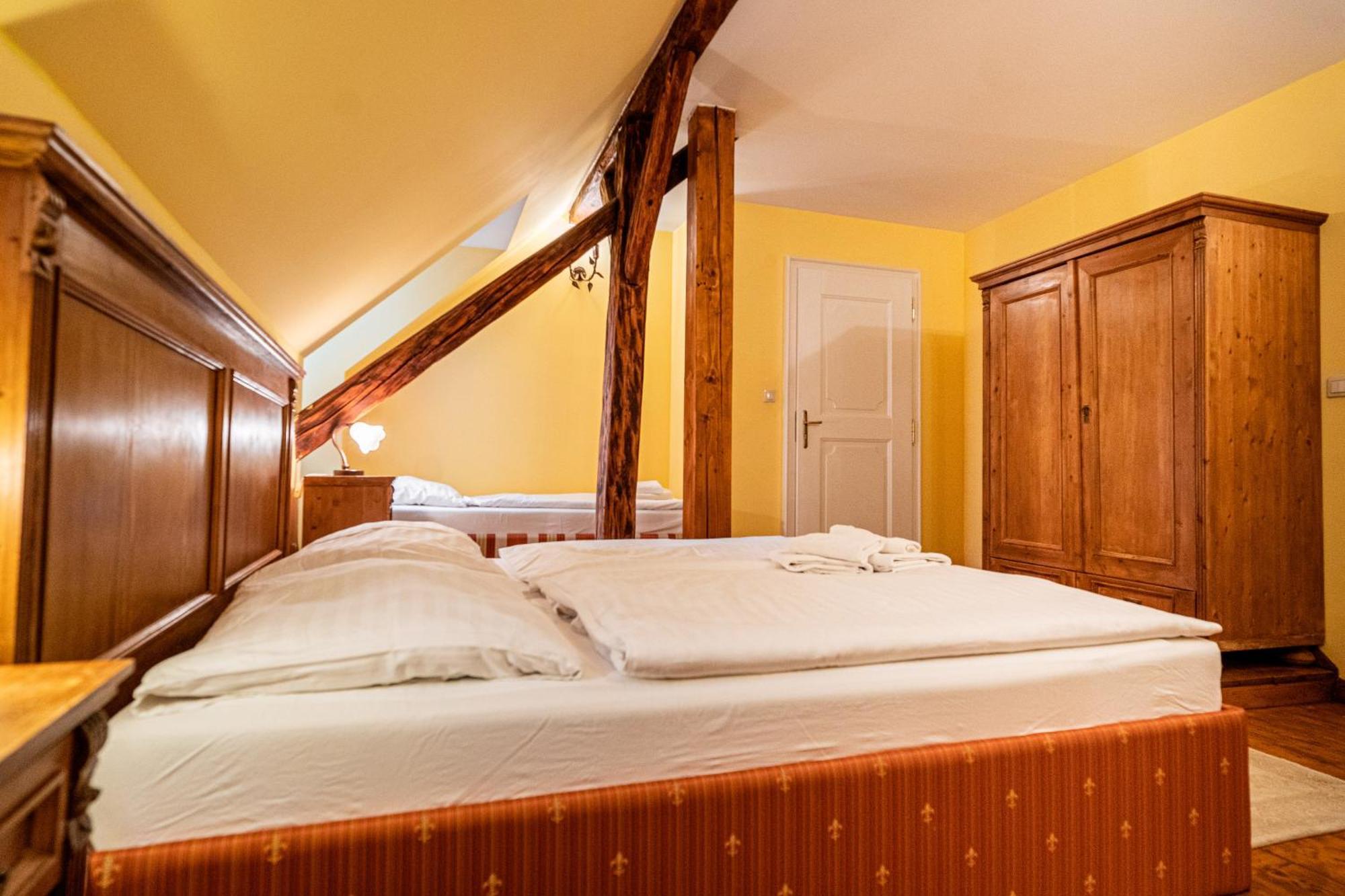 Penzion Cosmopolitan Ii. Banská Štiavnica Rum bild