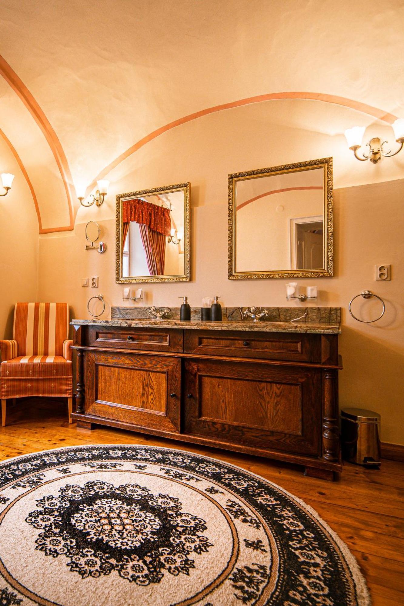 Penzion Cosmopolitan Ii. Banská Štiavnica Rum bild