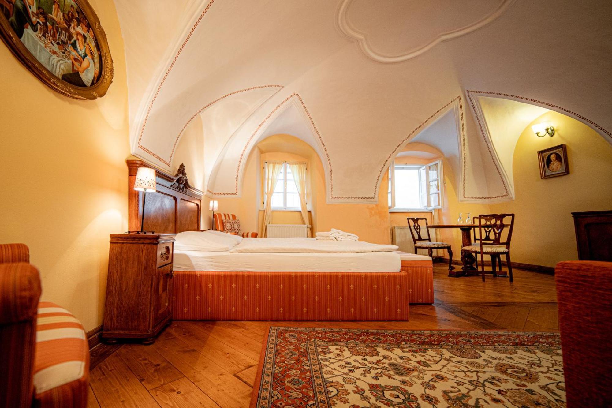 Penzion Cosmopolitan Ii. Banská Štiavnica Rum bild