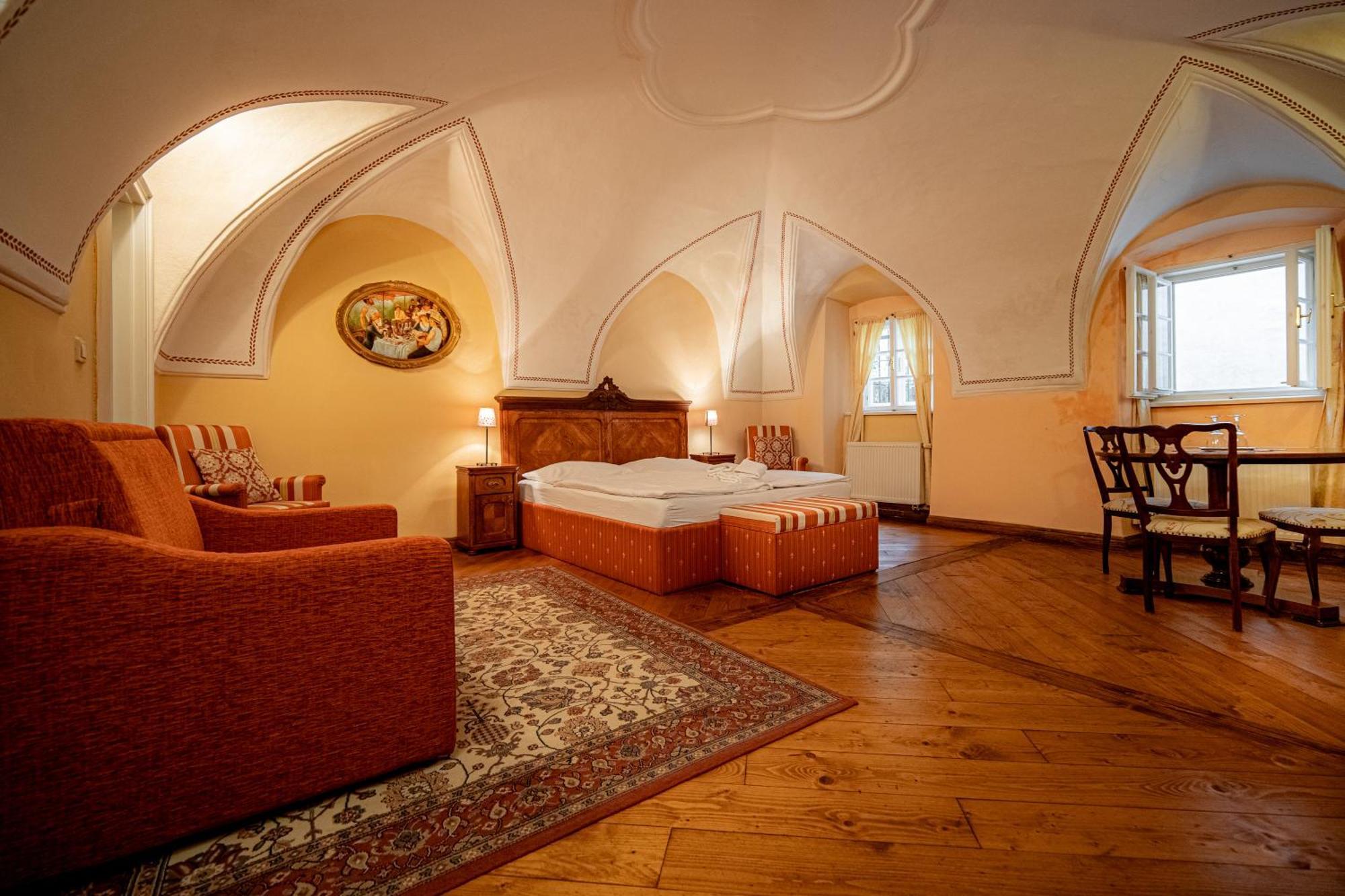 Penzion Cosmopolitan Ii. Banská Štiavnica Rum bild