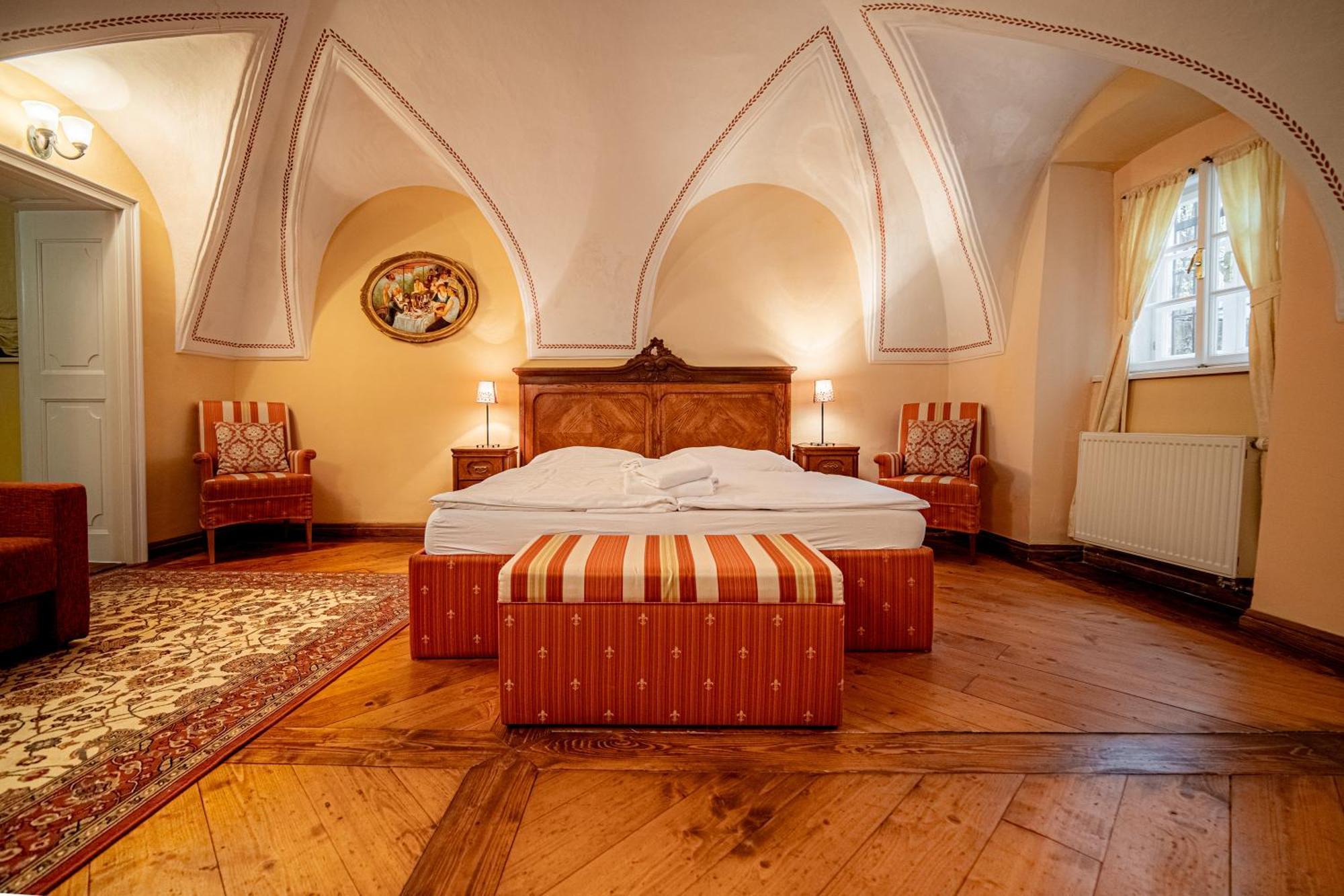 Penzion Cosmopolitan Ii. Banská Štiavnica Rum bild